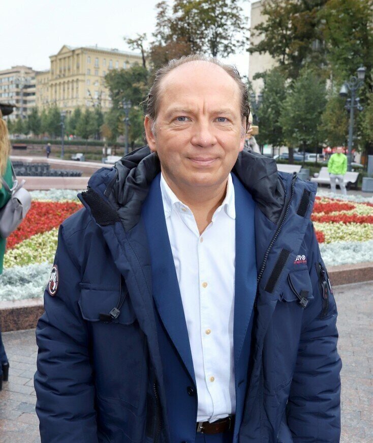 Федорцов является не только российским актером, но и ведущим, а также заслуженным артистом Российской Федерации.-6