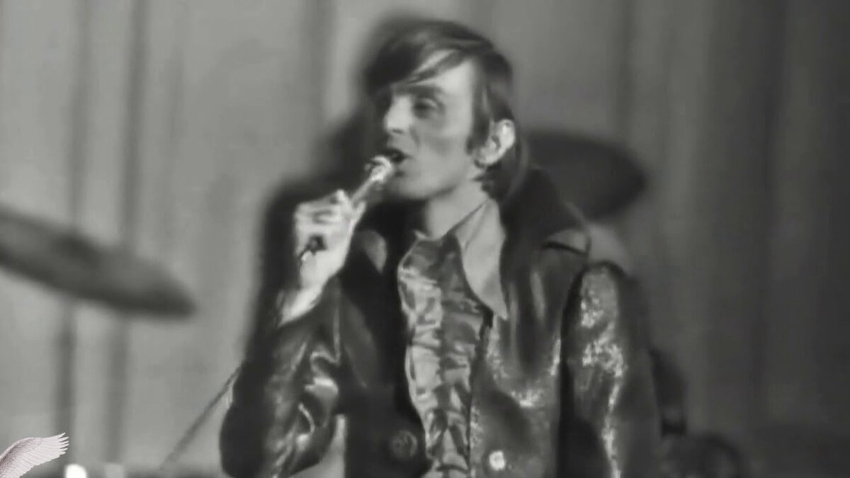 Эту песню пели в каждом дворе, под неё танцевали на каждой танцплощадке ...