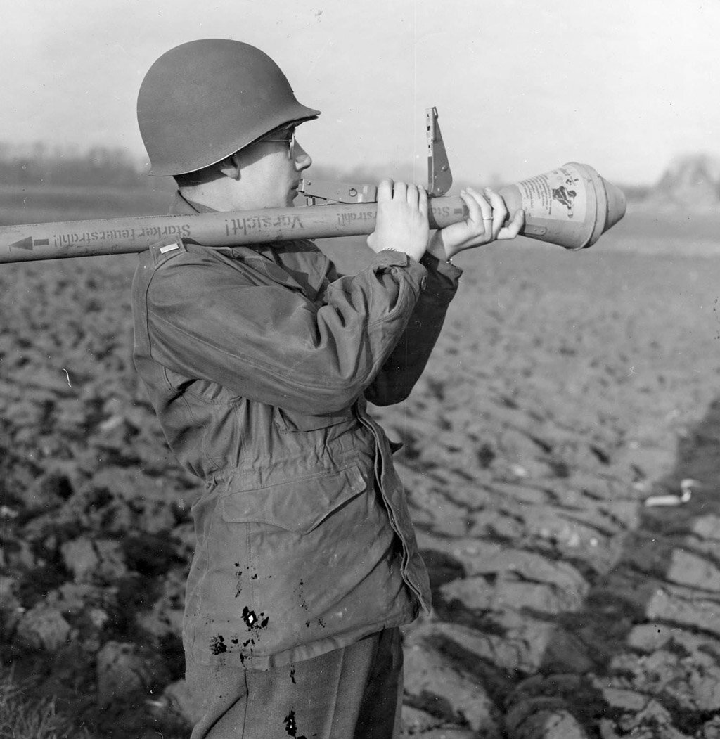 Panzerfaust. Панцерфауст. Фаустпатрон гранатомёт. Фаустпатрон второй мировой. Немецкий фаустпатрон второй мировой войны.