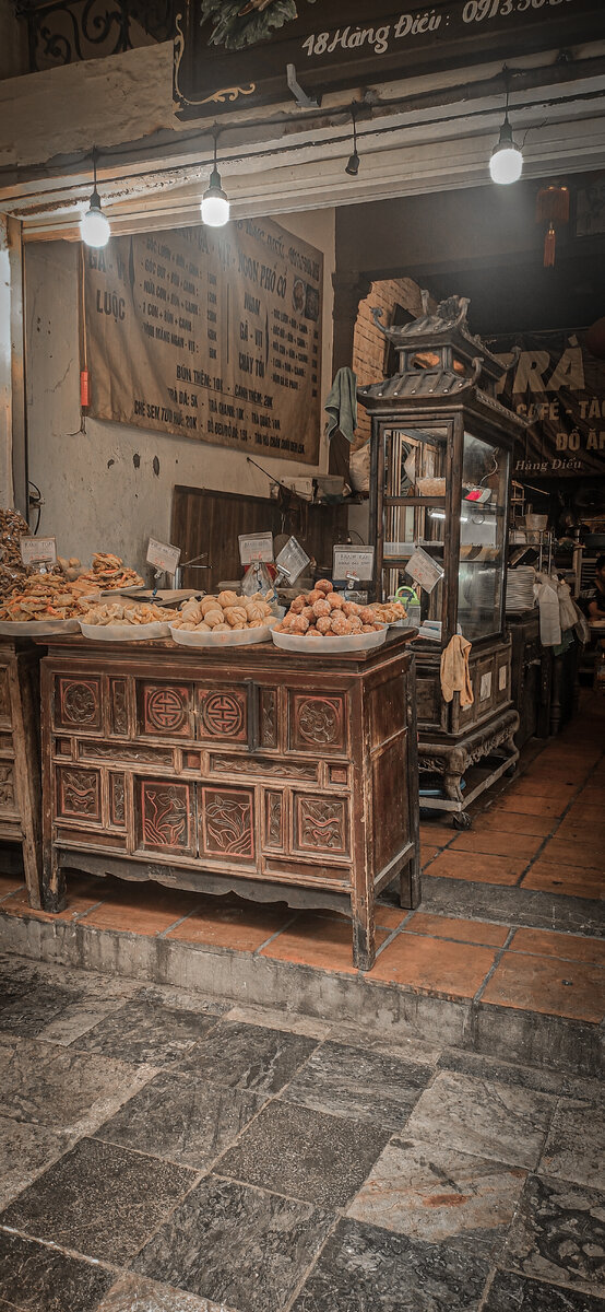 очень понравилась витрина. Присмотритесь: меню тоже на стене