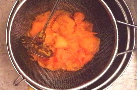 Немного остужаю и перетираю через сито. Ставлю на огонь. Мою зелень, иногда убираю веточки (если зелени мало, то с веточками)), режу, отправляю в кастрюлю с соусом. Довожу до кипения и варю 10 минут. Разбиваю зелень блендером. Добавляю сахар, соль, специи. 
