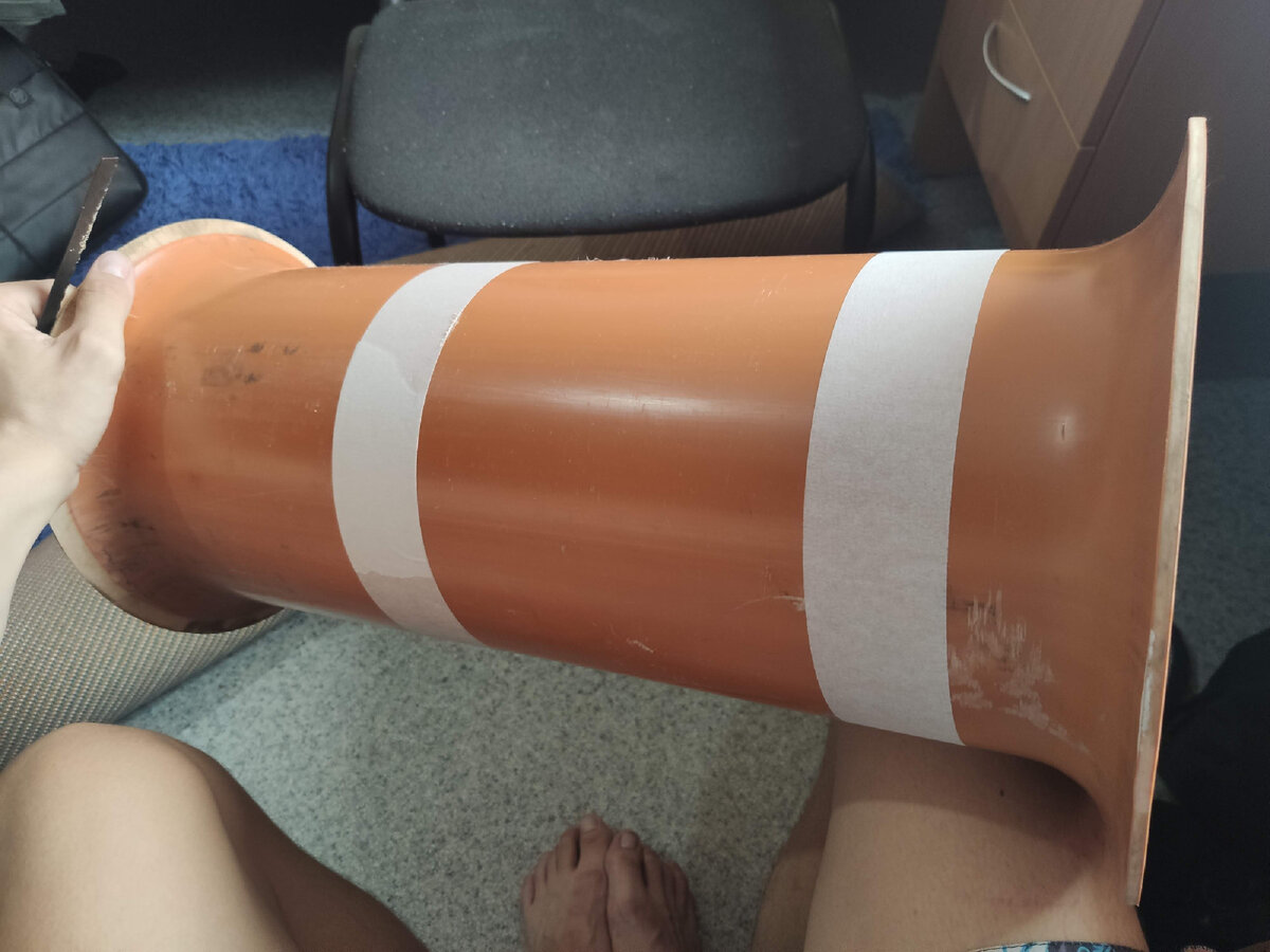 Скотчем очень удобно делать ровную и прямую линию на окружности