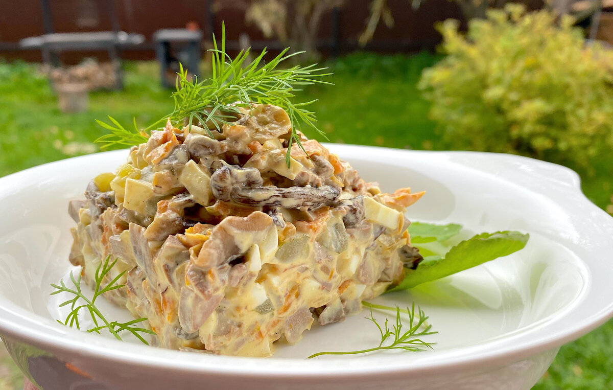 Салат с куриной печенью и шампиньонами. Салат добавляют пахучий.