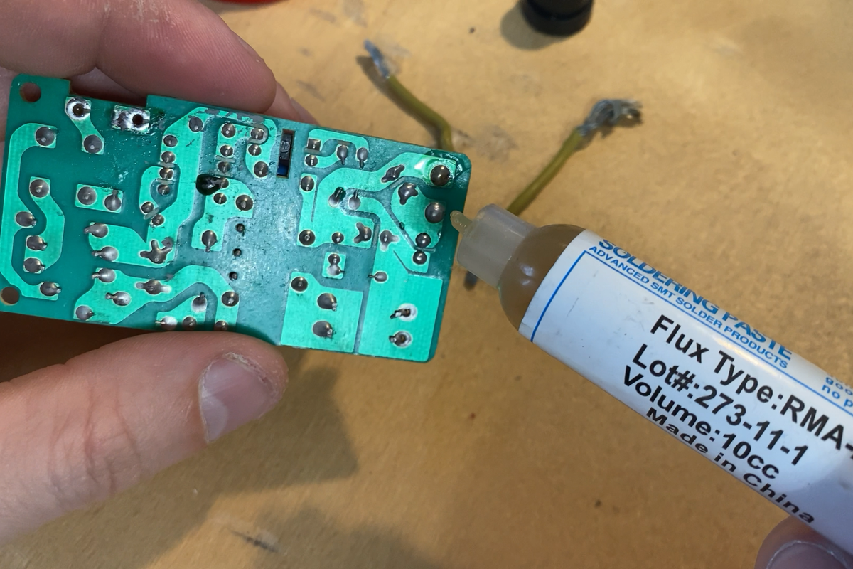 Нашел дешевый аналог на замену жидкой канифоли. Паять с ним легко ...