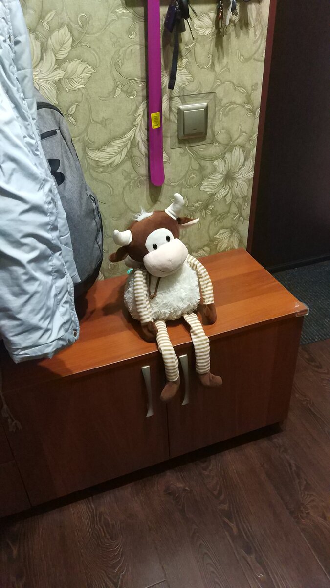 Залез на тумбу в коридоре, сел рядом с маминым рюкзаком, типа тут ночевать меня оставляли. И залез в рюкзак, тут темно.