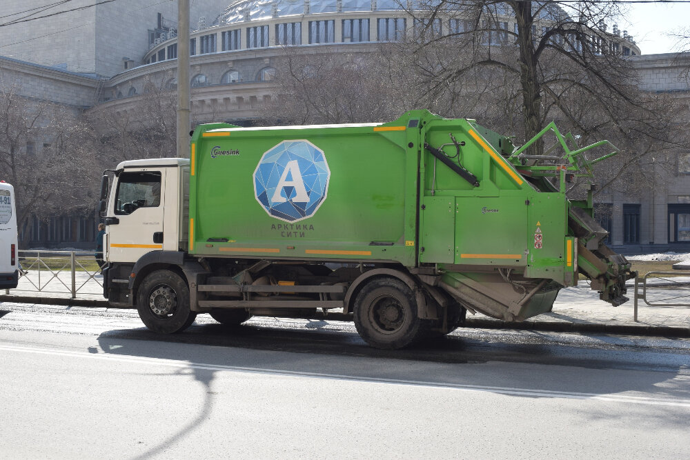 Грузовики, на которых отходы из специальных контейнеров отправляются на мусоросортировочную базу.
