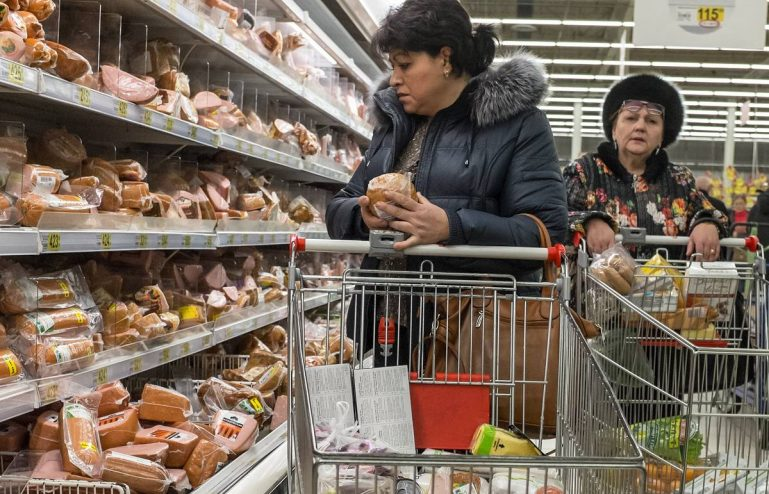 Как сообщает издание “Известия”, производители предупредили о росте цен на колбасу и сосиски.