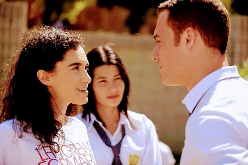 В ожидании солнца 12 серия. В ожидании солнца турецкий субтитры. Фильм gunesi beklerken. Керем и гюнеш в ожидании солнца. Керем и зейнеп.