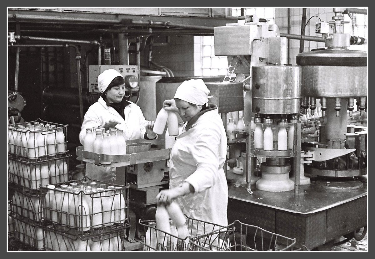 швейные фабрики зингера 20 век. завод им калинина 1920. чтец на сигарной фабрике. фабрика прошлого. фабрика прошлого.