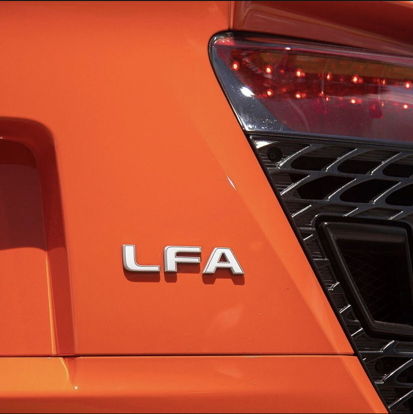 В основе конструкции используется углепластиковый монокок. На разработку и проектирование ушло около 10 лет.