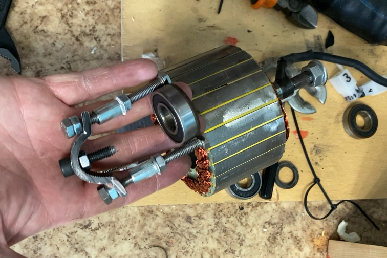 Мой самодельный съемник, который легко снял подшипники с оси мотора.