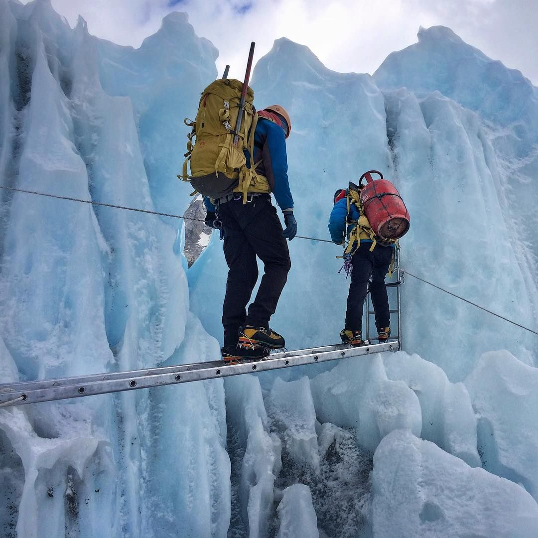 Эверест подъем. Джомолунгма восхождение. Восхождение на Эверест. Khumbu Icefall. Покорение Эвереста.