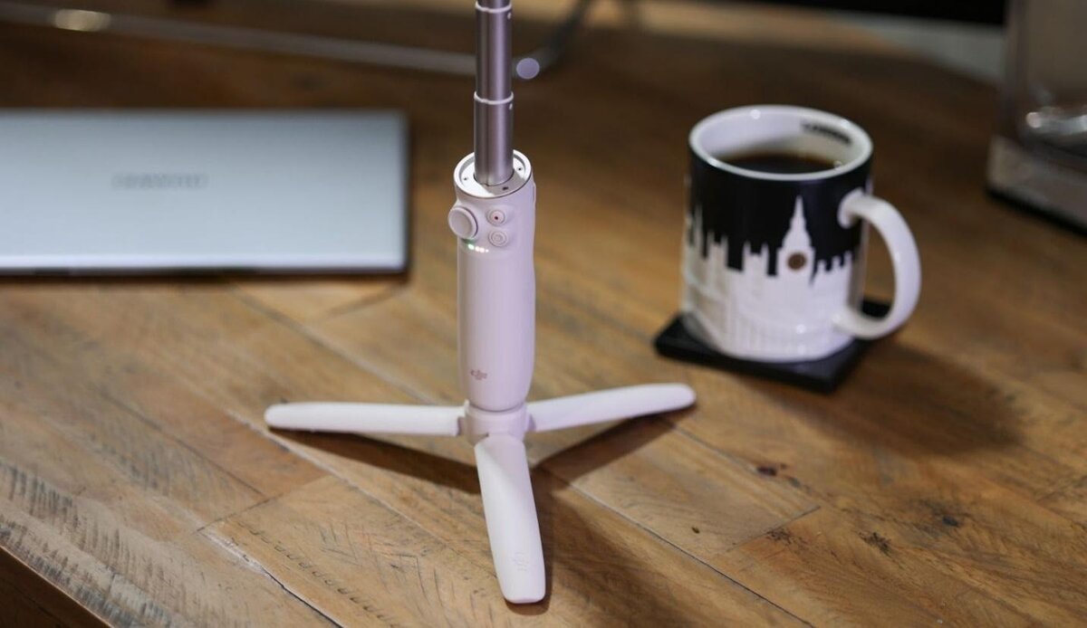 Тренога позволяет устойчиво разместить стабилизатор почти на любой поверхности. Источник: techradar.com