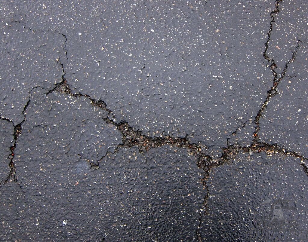 Трещины могут появляться на дорожном покрытии по разным причинам