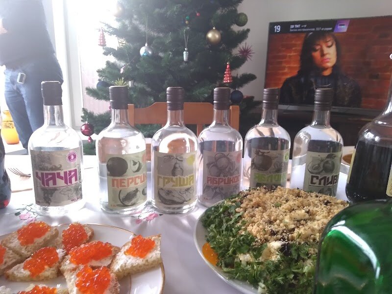 На юге многие предпочитают самогон. Я когда-то тоже. На фото подарочная коллекция, привезенная родственником...
