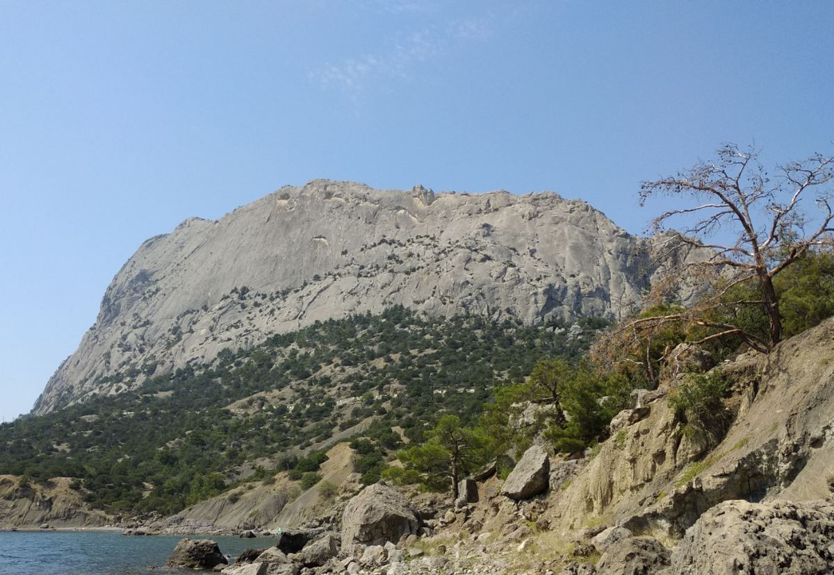 Вид на гору Сокол с дикого пляжа "Черепашка"