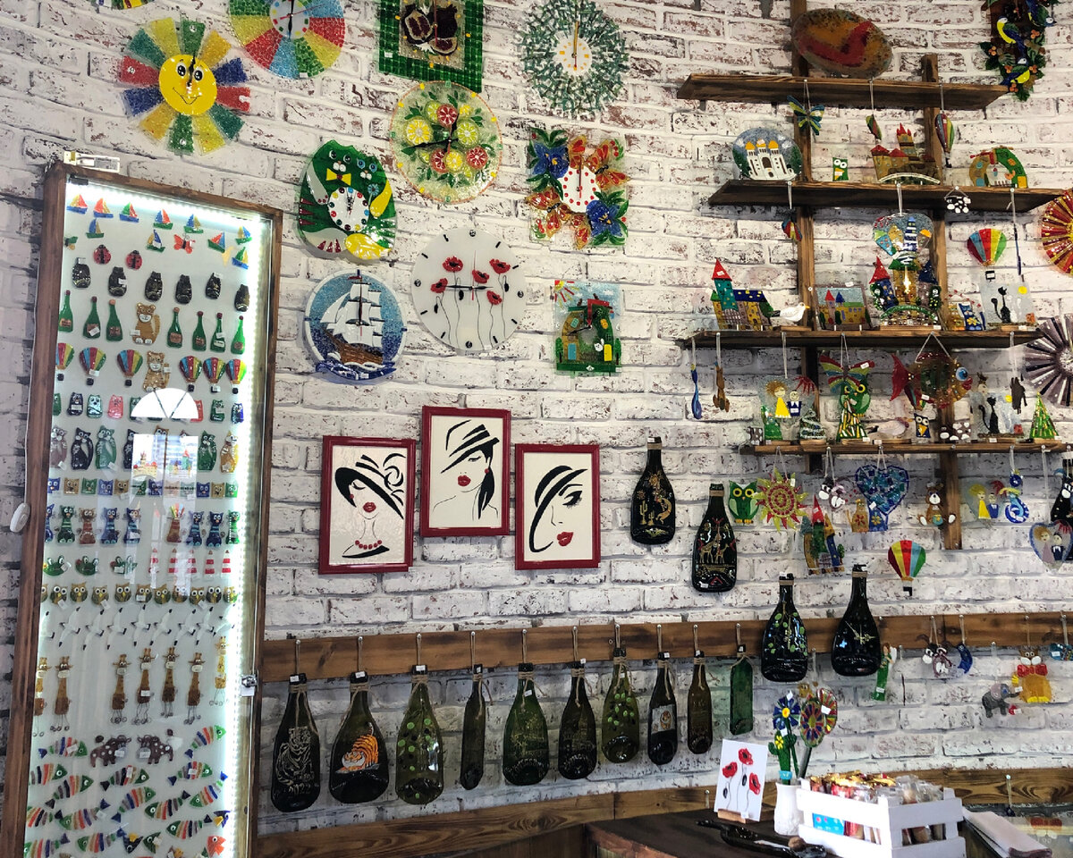 По пути наверх или вниз можно зайти в сувенирный магазин или магазин стекла