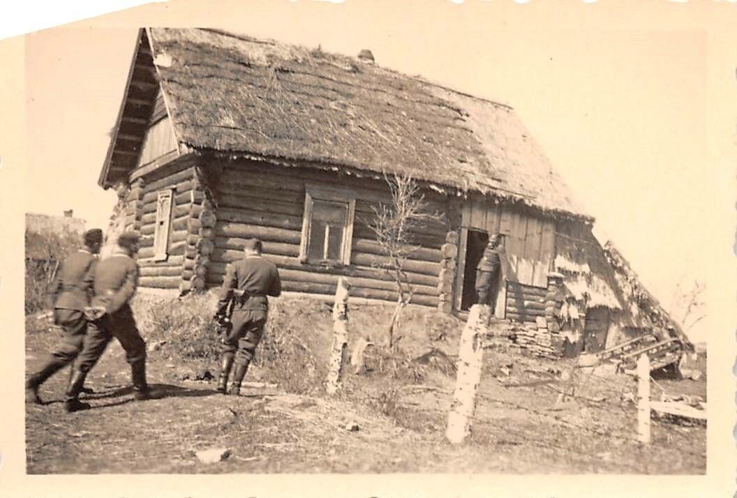 Фотография подписана немецким солдатом, как фишер дорф. Очень скромная изба. Для рыбацкого дома не характерно. Рыбаки на озере всегда были людьми с достатком. Место съемки пока не установлено. 
