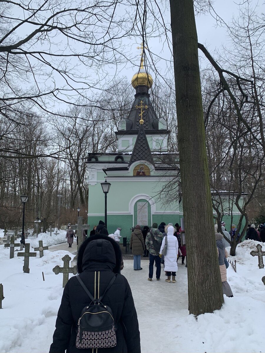Придётся постоять в очереди у часовни, поэтому зимой советуем основательно утеплиться