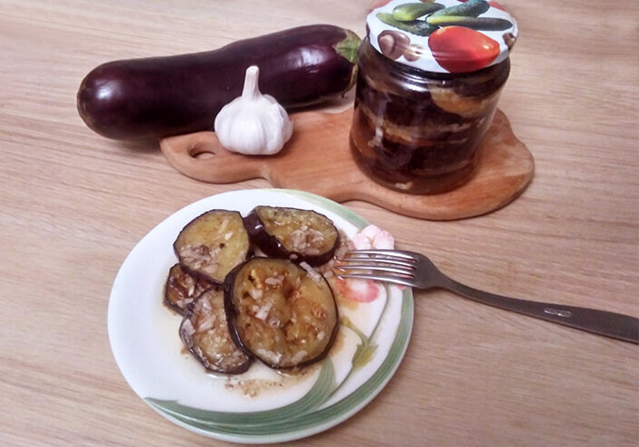 Такие жареные баклажаны — отличная закуска к праздничному столу.