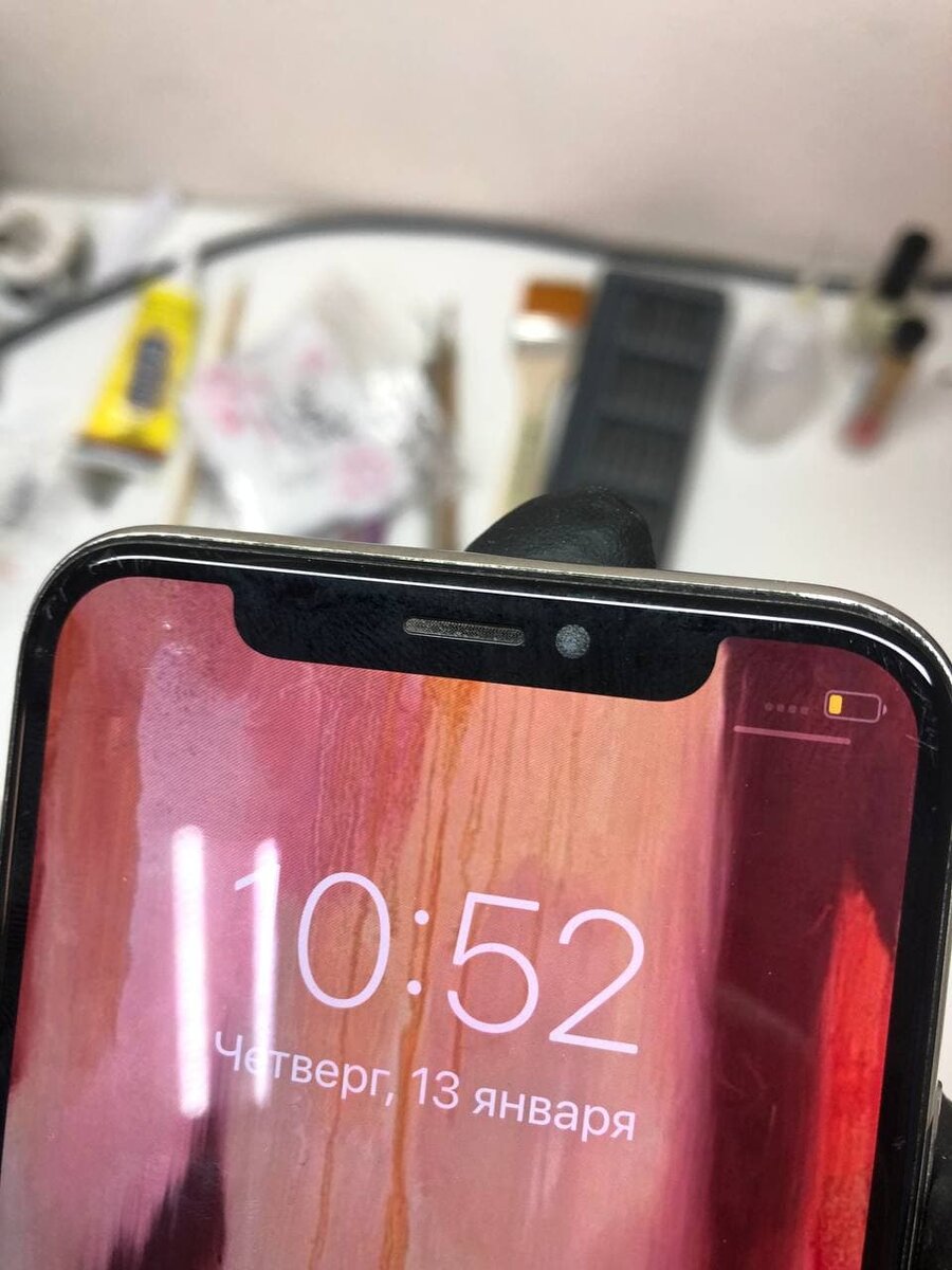 Забилась пыль в глазок камеры. iPhone X