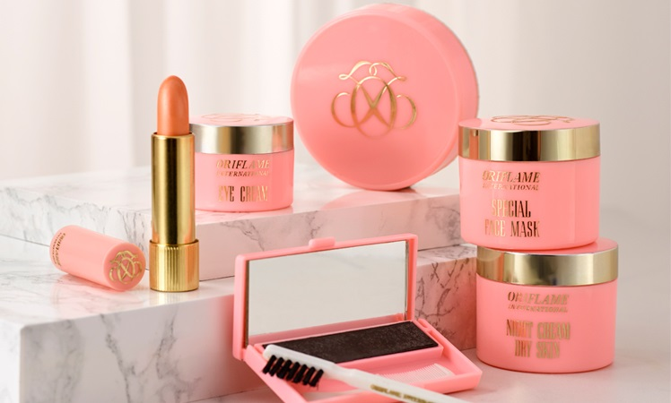 1967 Первая продуктовая линейка
Первая продуктовая линейка состояла из кремов для кожи, помады и туши для ресниц. Все средства были созданы на основе экстрактов шведских растений. Основатели компании также настояли на том, чтобы не проводить испытания каких-либо продуктов на животных — новаторская для того времени инициатива.