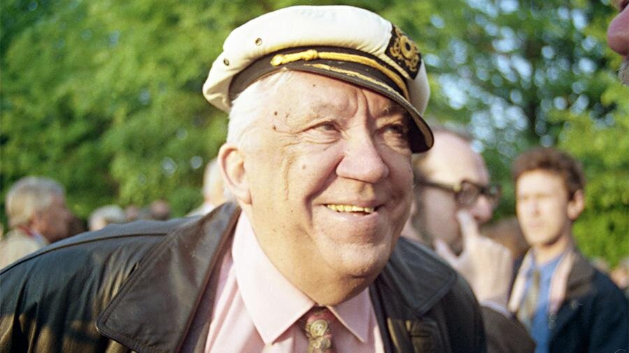 Скончался 21 августа 1997 года на 76-м году жизни в Москве из-за осложнений после операции на сердце. 
Прощание с артистом состоялось 26 августа в Московском цирке на Цветном бульваре, где он работал, и в тот же день был похоронен с воинскими почестями на Новодевичьем кладбище (участок № 5).