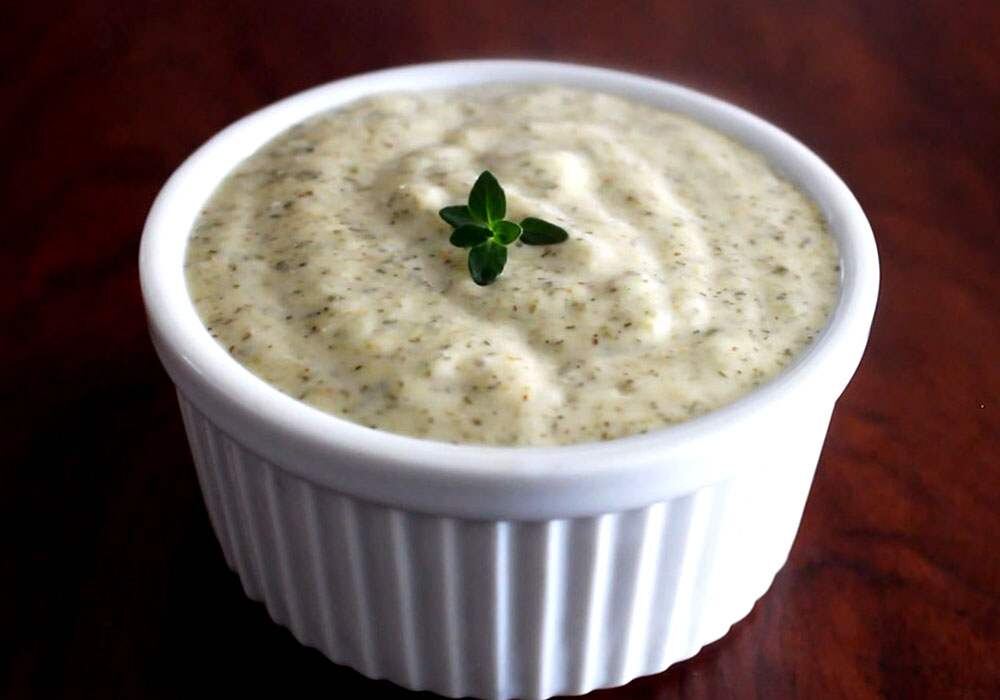 Ингредиенты  4 порции 

Майонез  180 г
Зеленый лук  1 пучок
Маринованные огурцы  ¼ стакана
Каперсы  1 столовая ложка
Рубленая петрушка  1 столовая ложка
Лимонный сок  2 чайные ложки
Дижонская горчица  1 чайная ложка
Сушеный эстрагон  ½ чайные ложки
Вустерширский соус  ½ чайные ложки
TABASCO®  ¼ чайные ложки
Соль  по вкусу
Молотый черный перец  по вкусу