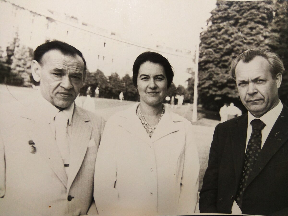 Академик Федор Углов с женой и писателем Иваном Дроздовым