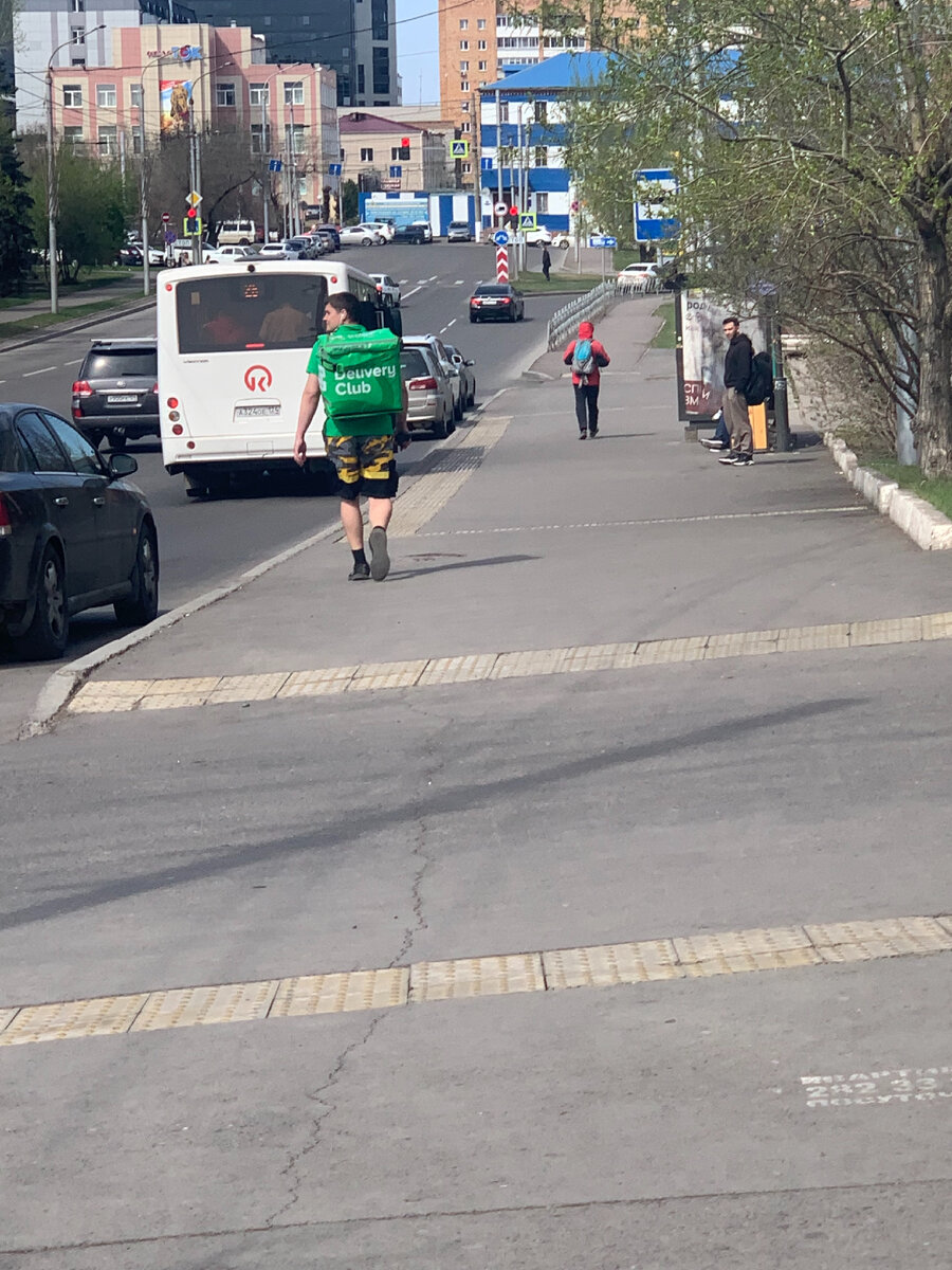 Как по разному люди одеты😊