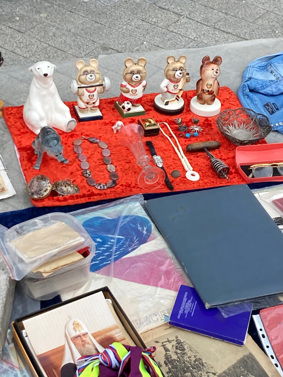 Можно купить от книги до советского олимпийского медведя, который мне особенно приглянулся 😉