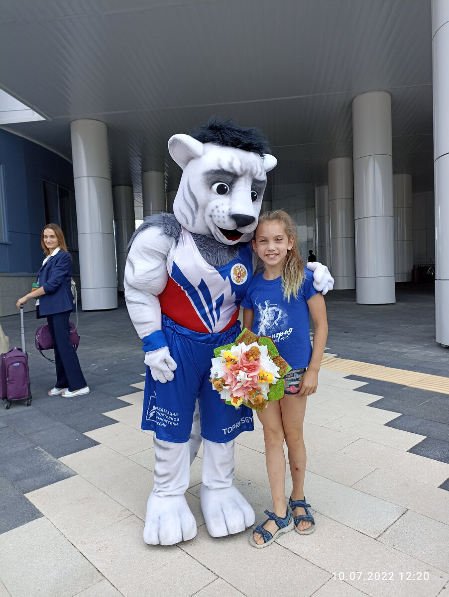 Один из талисманов сборной России по спортивной гимнастике – тигр Джим. Моя дочь держит букет из мягких игрушек для гимнастки 