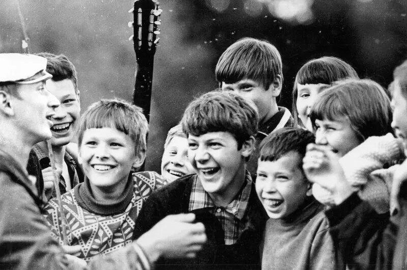     Беззаботное детство советских детей: во что играли во дворах СССР?
