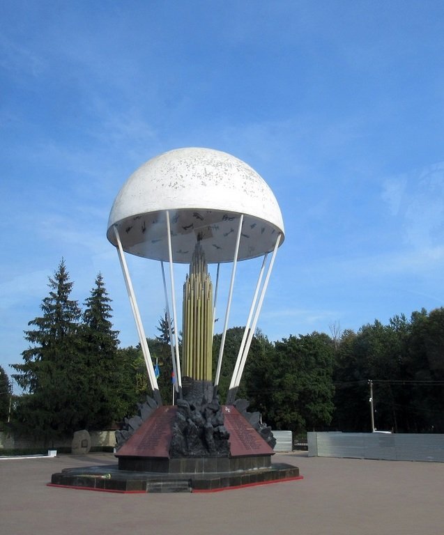 Погода череха. Псков Череха памятник десантникам. Памятник 6 роте в Пскове.