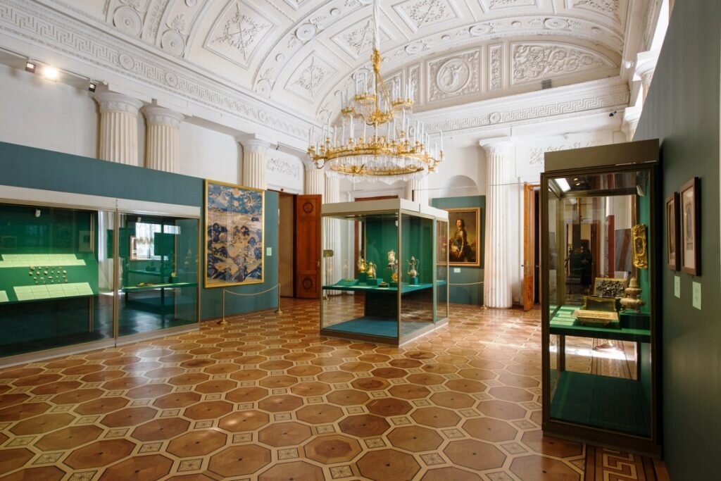 Выставки, посвящённые юбилею Петра Великого, сменяют одна другую в Арапской столовой Зимнего дворца каждые три месяца