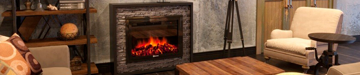 У каждого хозяина квартиры в гостиной выражается его собственная индивидуальность. Характер, увлечения, чувство вкуса – все это можно увидеть в книгах, картинах, текстиле, расположении вещей и мебели. Ни одна квартира не похожа на другую. Существует много направлений дизайна интерьера, и любопытно, что именно камин может идеально вписаться в любую композицию.

Мы заключаем огонь в рамки очага, чтобы наслаждаться его красотой и теплом, но устанавливать настоящий довольно сложно. Нам бы просто: кресло, книга, чай, звук потрескивания дров и немного спокойствия. Желательно, уже к вечеру.

А ведь это всё можно организовать в течение одного дня, выбрав электрокамин. Он гораздо дешевле и безопаснее настоящего, обогревает ничуть не хуже и смотрится идеально хоть в пышном, хоть в сдержанном интерьере. Вам остается лишь выбрать портал на свой вкус. Монтаж прибора в нишу занимает менее 20 минут.

Мы подобрали 7 идей дизайнов квартир с электрокамином. Они доказывают, насколько камин универсален, как его легко сделать гармоничной частью обстановки и как он обогащает вид самых разных помещений.