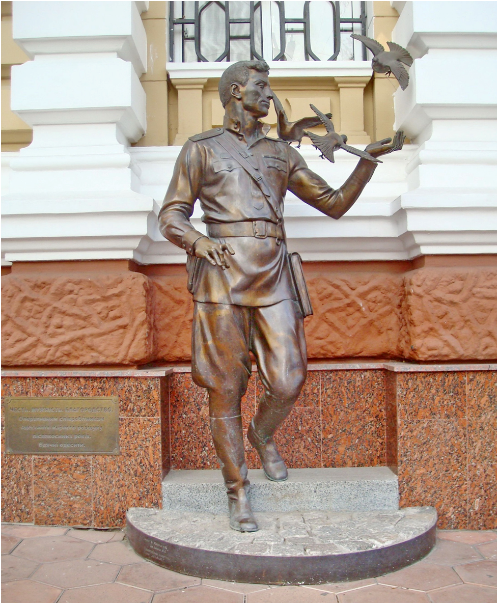 Памятник  Курлянду-Гоцману в Одессе у входа в областное управление внутренних дел