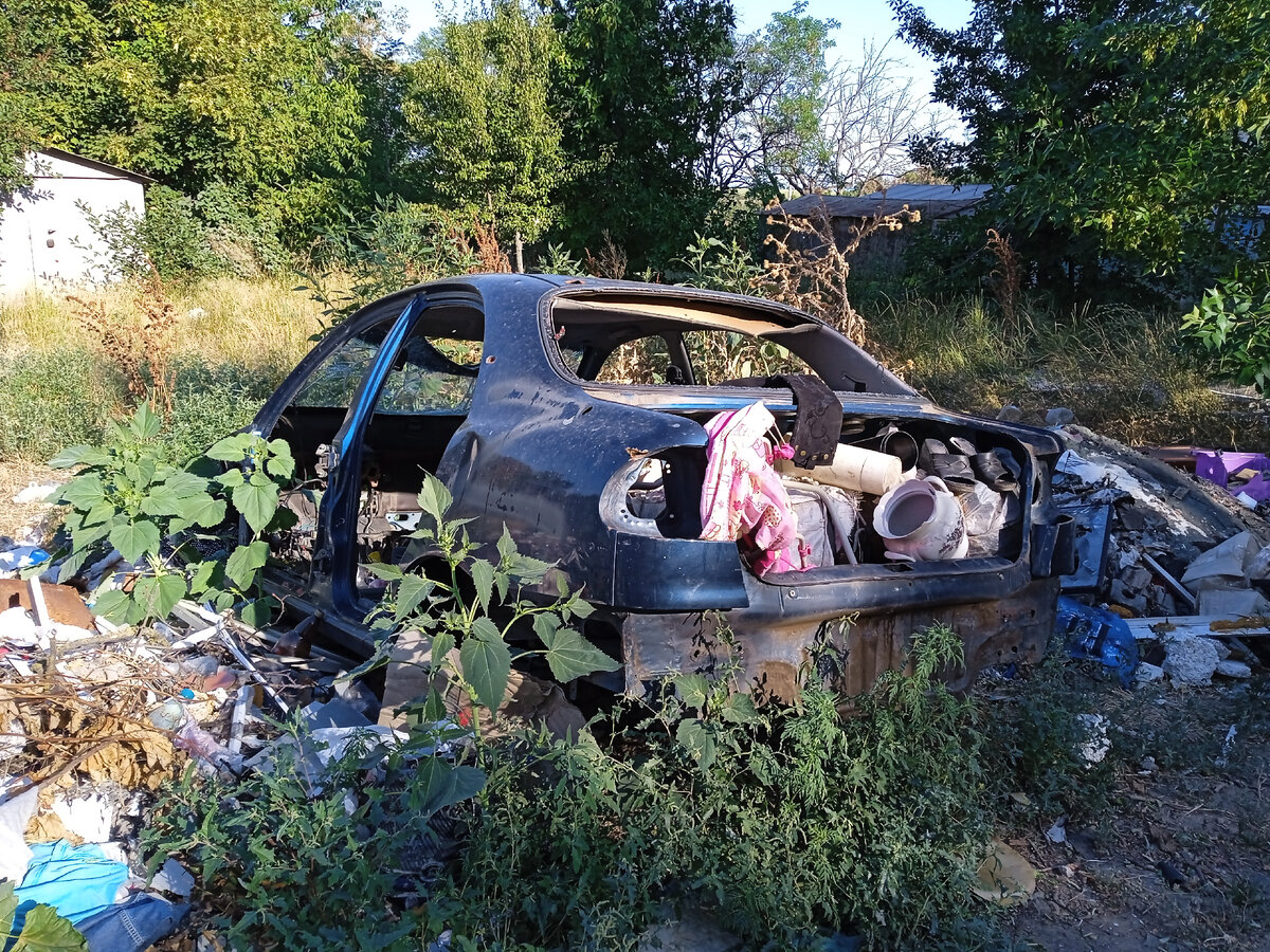 Очень много сгоревших, побитых или разобранных на запчасти машин