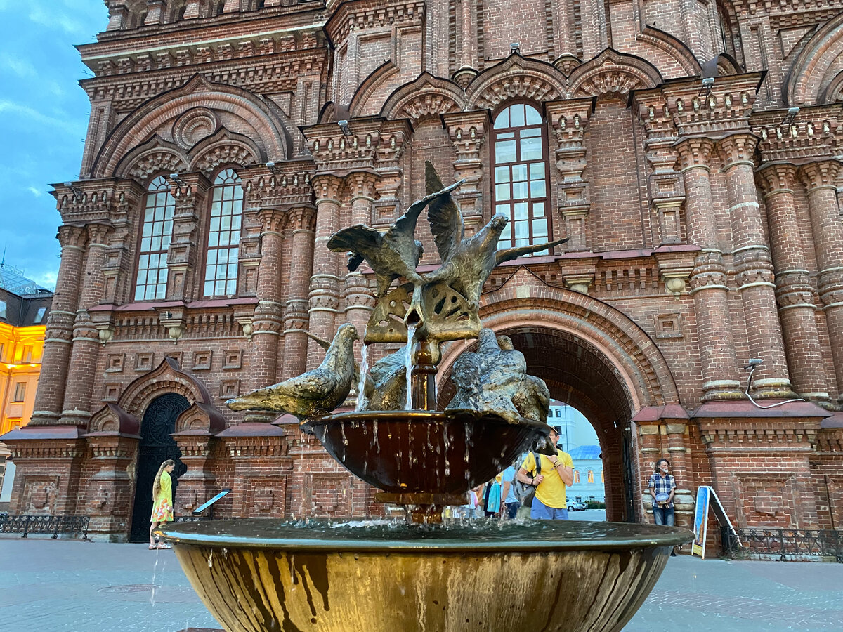 Фонтанчик на улице Баумана перед колокольней Богоявленского собора. 