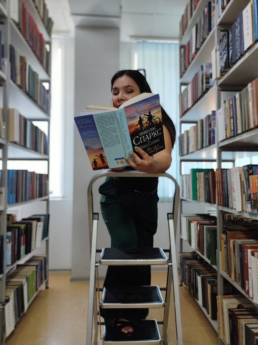 Не откажите себе в удовольствии прикоснуться к роману Николаса Спаркса «Три недели с моим братом», который оставляют за собой невероятно мягкий и запоминающийся шлейф теплых эмоций. 

