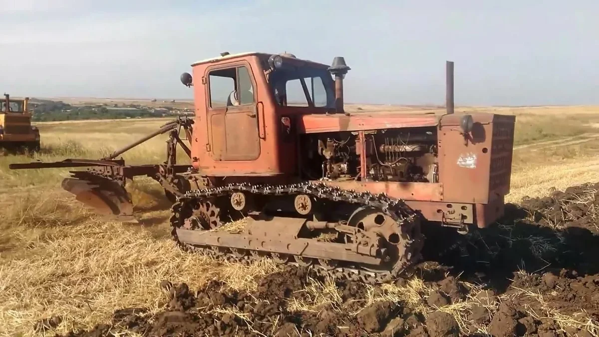 Трактор дт 75 культивация. Дт 54 с плугом. Т-75 трактор гусеничный. Трактор дт 75 культивация. Дт к4.