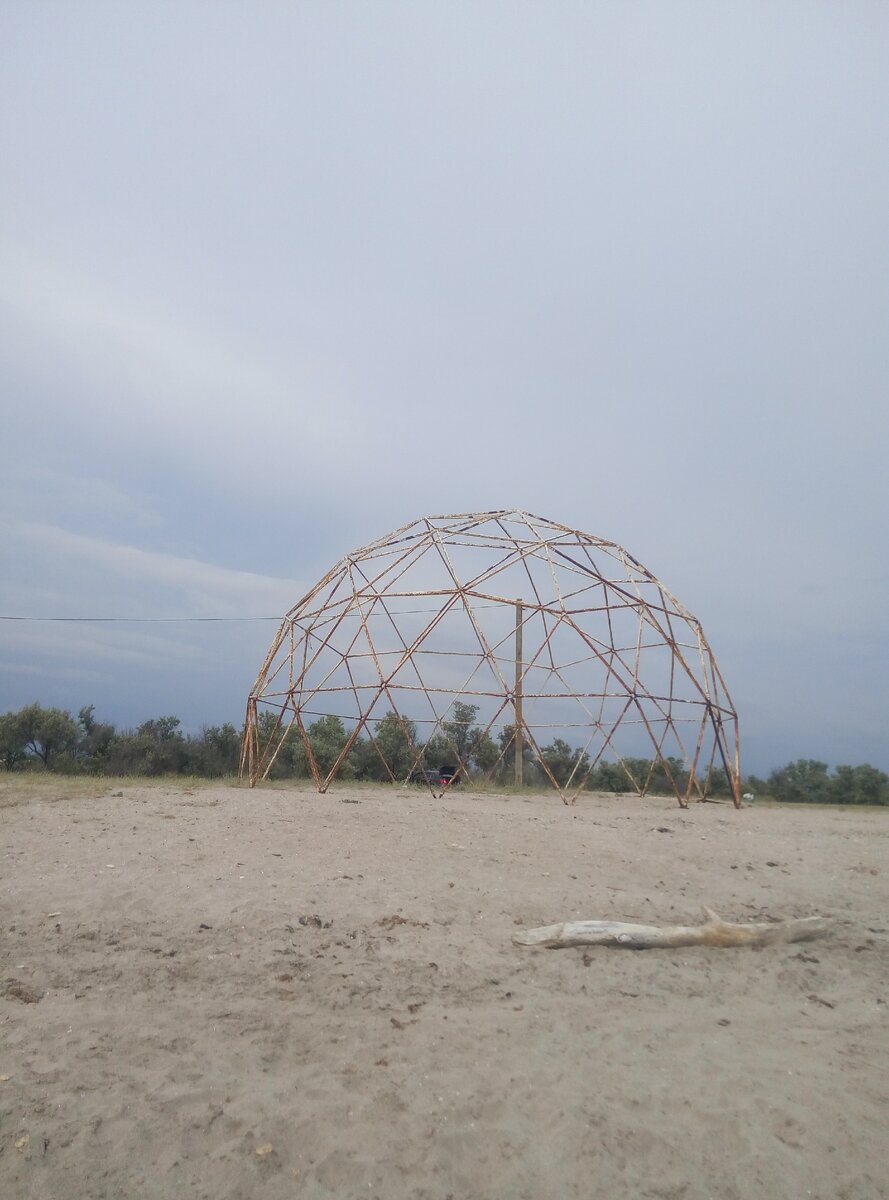 "Останки Казантипа" на пляже в Штормовом