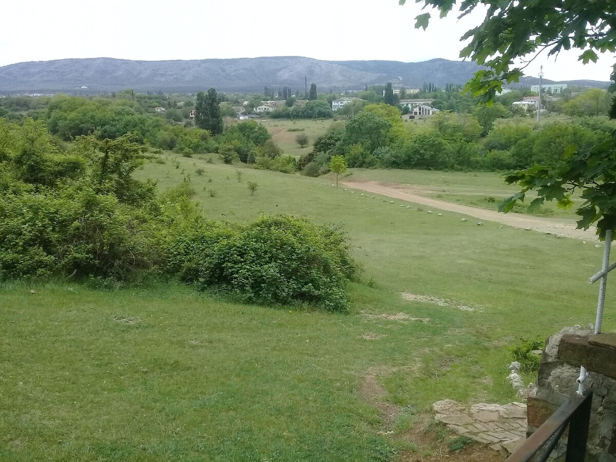 Город Старый Крым вдали. Вид со стороны  часовни Целителя Пантелеймона.