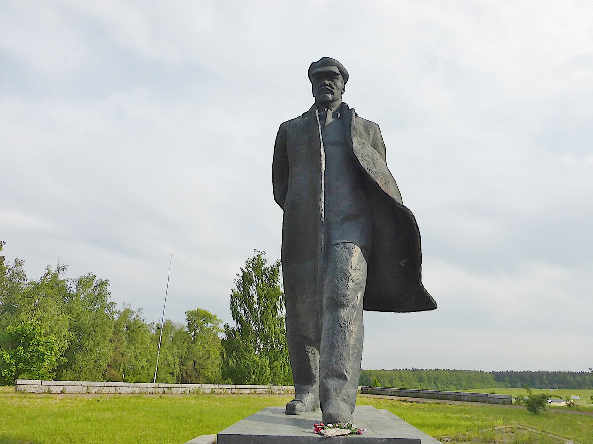 Памятник ленину с двумя кепками фото в каком городе