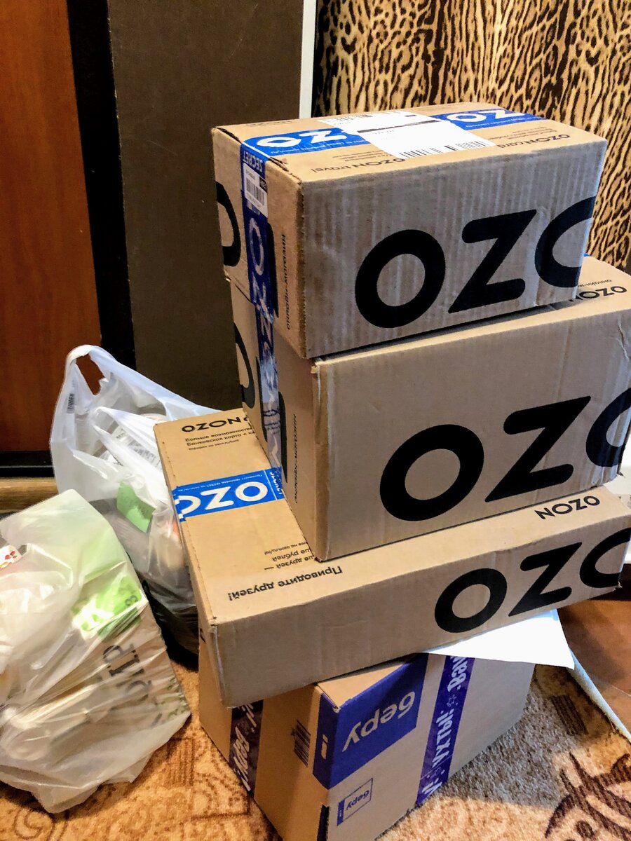 Все приехало сразу. В озоновских коробках книжки, крупы, игрушки, детские сапожки и  всякая химия. 