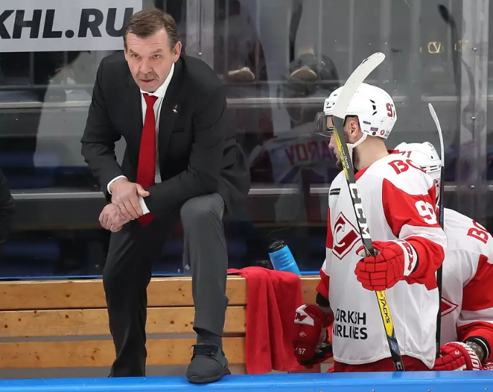 Кто тут главный? Главный тренер "Спартака" во всей красе. Фото: khl.ru
