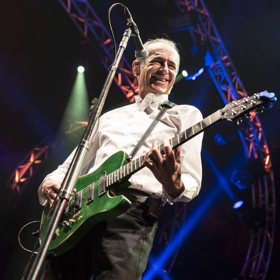 Status quo arena. Фрэнсис Росси. Francis Rossi status Quo. Солист группы статус кво. Status Quo Frank Rossi.