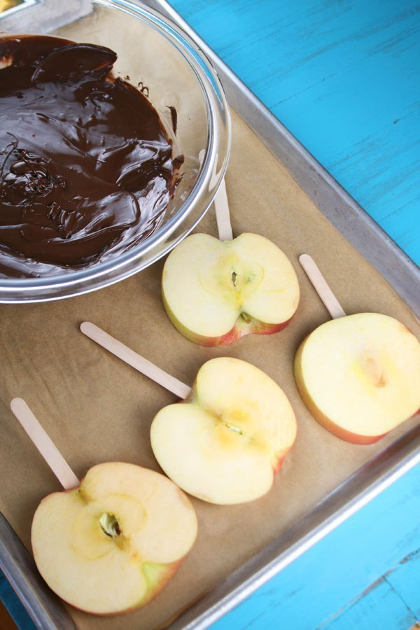 Как делается яблоко. Яблоки в шоколаде. Яблоко в карамели. Яблоки в шоколаде на палочке. Яблочные дольки в карамели на палочке.