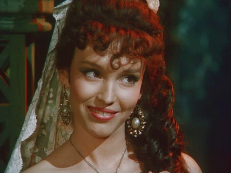 Анна Самохина в фильме "Дон Сезар де Базан". Фото из открытых источников