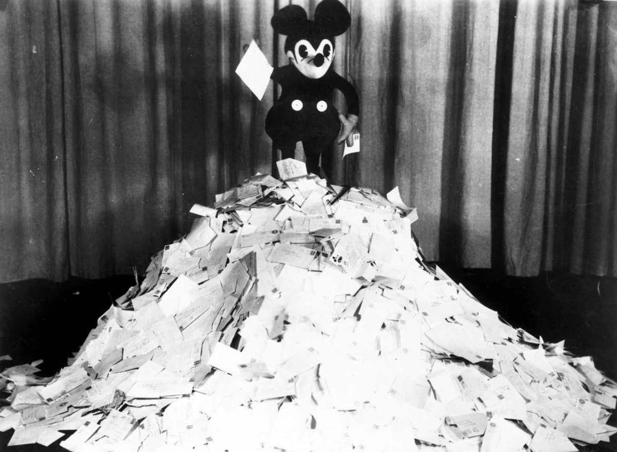 Микки на вершине груды писем, которые он получал от поклонников, 1928